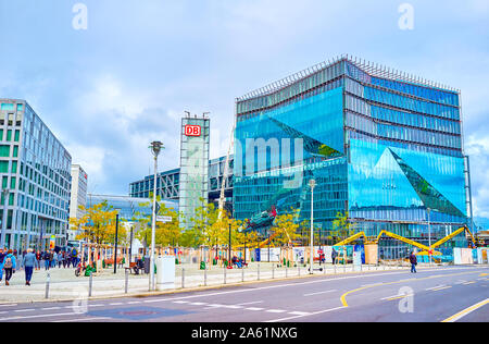 Berlino, Germania - 3 ottobre 2019: i moderni edifici in vetro del varietà fini alla stazione centrale Hauptbahnhof (stazione ferroviaria centrale), il 3 ottobre in Foto Stock