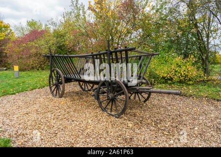 Bad Windsheim, Germania - 16 Ottobre 2019: vista da un contadino tedesco carrello, carrozza. Per il trasporto di fieno. Foto Stock