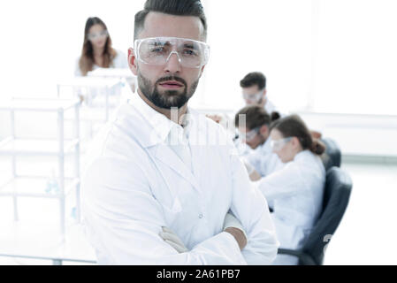 Microbiologo scienziato in laboratorio dello sfondo. Foto Stock