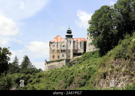 Pieskowa Skala castello con giardini nella valle del fiume Pradnik Foto Stock