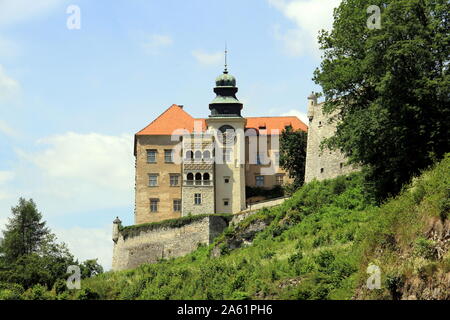 Pieskowa Skala castello con giardini nella valle del fiume Pradnik Foto Stock