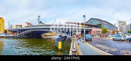 Berlino, Germania - 3 ottobre 2019: vista panoramica sulla Friedrichstrasse stazione ferroviaria con il ponte sul fiume Sprea e pochi turisti in histori Foto Stock