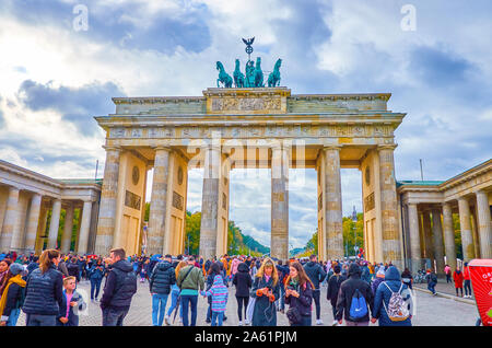 Berlino, Germania - 3 ottobre 2019: Persone a Pariser Platz, che diventava affollata durante la festosa, dedicata all'unità tedesca giorno, il 3 ottobre in Foto Stock