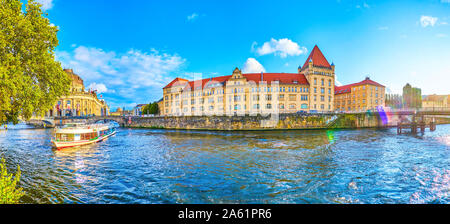 Berlino, Germania - 3 ottobre 2019: vista panoramica sull argine del fiume Spree con edifici storici e di Bode Museum, il 3 ottobre a Berlino Foto Stock