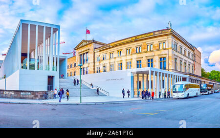 Berlino, Germania - 3 ottobre 2019: l'edificio storico del Neues Museum (Museo Nuovo e moderno James Simon Gallery bianco con scale in pietra sul Foto Stock