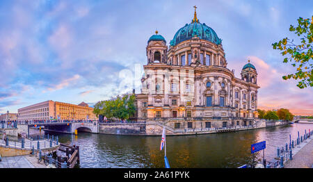 Berlino, Germania - 3 ottobre 2019: vista panoramica su Berliner Dom (cattedrale di Berlino) sulla banca del Kupfergraben canal del fiume Spree con sorprendente twi Foto Stock