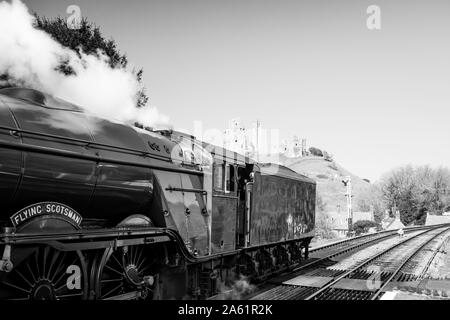 Flying Scotsman pass Corfe Castle Stazione, Dorset, Regno Unito Foto Stock