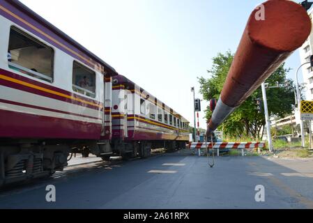 Bangkok, Tailandia. 23 Ott, 2019. Le Ferrovie dello stato organizzato uno speciale locomotiva a vapore a marzo su Chulalongkorn Day il 23 ottobre 2019, il percorso storico di Bangkok - Phra Nakhon Si Ayutthaya, per mostrare la fedeltà alla gentilezza di Sua Maestà il Re la concessione al Thai industria ferroviaria. (Foto di Teera Noisakran/Pacific Stampa) Credito: Pacific Press Agency/Alamy Live News Foto Stock