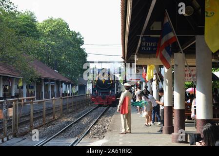 Bangkok, Tailandia. 23 Ott, 2019. Le Ferrovie dello stato organizzato uno speciale locomotiva a vapore a marzo su Chulalongkorn Day il 23 ottobre 2019, il percorso storico di Bangkok - Phra Nakhon Si Ayutthaya, per mostrare la fedeltà alla gentilezza di Sua Maestà il Re la concessione al Thai industria ferroviaria. (Foto di Teera Noisakran/Pacific Stampa) Credito: Pacific Press Agency/Alamy Live News Foto Stock