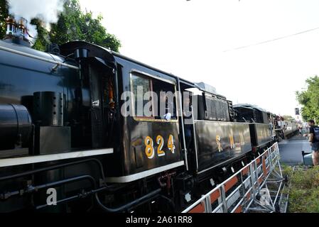 Bangkok, Tailandia. 23 Ott, 2019. Le Ferrovie dello stato organizzato uno speciale locomotiva a vapore a marzo su Chulalongkorn Day il 23 ottobre 2019, il percorso storico di Bangkok - Phra Nakhon Si Ayutthaya, per mostrare la fedeltà alla gentilezza di Sua Maestà il Re la concessione al Thai industria ferroviaria. (Foto di Teera Noisakran/Pacific Stampa) Credito: Pacific Press Agency/Alamy Live News Foto Stock