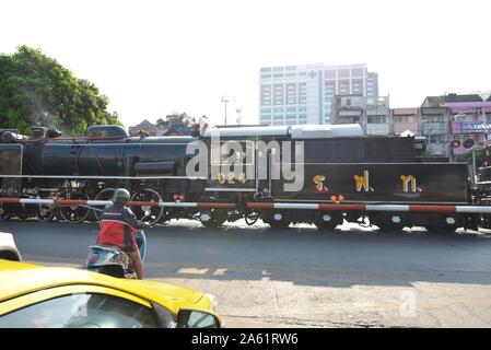 Bangkok, Tailandia. 23 Ott, 2019. Le Ferrovie dello stato organizzato uno speciale locomotiva a vapore a marzo su Chulalongkorn Day il 23 ottobre 2019, il percorso storico di Bangkok - Phra Nakhon Si Ayutthaya, per mostrare la fedeltà alla gentilezza di Sua Maestà il Re la concessione al Thai industria ferroviaria. (Foto di Teera Noisakran/Pacific Stampa) Credito: Pacific Press Agency/Alamy Live News Foto Stock