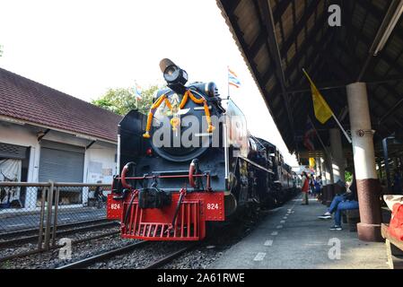 Bangkok, Tailandia. 23 Ott, 2019. Le Ferrovie dello stato organizzato uno speciale locomotiva a vapore a marzo su Chulalongkorn Day il 23 ottobre 2019, il percorso storico di Bangkok - Phra Nakhon Si Ayutthaya, per mostrare la fedeltà alla gentilezza di Sua Maestà il Re la concessione al Thai industria ferroviaria. (Foto di Teera Noisakran/Pacific Stampa) Credito: Pacific Press Agency/Alamy Live News Foto Stock