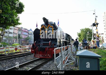 Bangkok, Tailandia. 23 Ott, 2019. Le Ferrovie dello stato organizzato uno speciale locomotiva a vapore a marzo su Chulalongkorn Day il 23 ottobre 2019, il percorso storico di Bangkok - Phra Nakhon Si Ayutthaya, per mostrare la fedeltà alla gentilezza di Sua Maestà il Re la concessione al Thai industria ferroviaria. (Foto di Teera Noisakran/Pacific Stampa) Credito: Pacific Press Agency/Alamy Live News Foto Stock