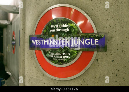 Londra, Regno Unito. 23 Ott, 2019. Westminster la stazione della metropolitana è stato rinominato Westminster Jungle come parte di una promozione da parte del Times e Sunday Times per riflettere il clima politico e Brexit impasse incontrate dai politici in Parlamento Credito: amer ghazzal/Alamy Live News Foto Stock