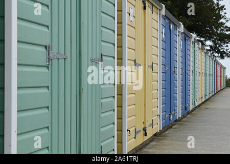 Spiaggia di capanne , Totland Bay, Isle of Wight, Regno Unito Foto Stock