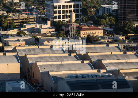 Burbank, in California, Stati Uniti d'America - 20 Ottobre 2019: vista la mattina del suono storico di stadi con tetti di curva al Warner Brothers studio molto vicino a Los un Foto Stock