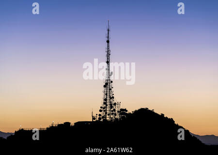 Alba vista di Griffith Park Tower di comunicazione su Mt Lee al di sopra di Hollywood in Los Angeles, California. Foto Stock