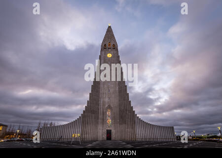 A forma di montagna chiesa in Islanda Foto Stock