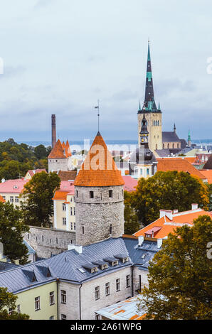 Bellissimo paesaggio della capitale estone Tallinn con dominanti San Olaf's Church. Chiesa battista. Una delle principali attrazioni turistiche in Estonia. Il centro della città con le mura storiche di Tallinn. Foto Stock