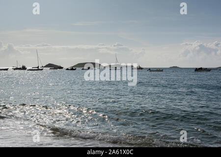 Barche in maggiore Città sulla Baia di St Martin's, Isole Scilly Foto Stock