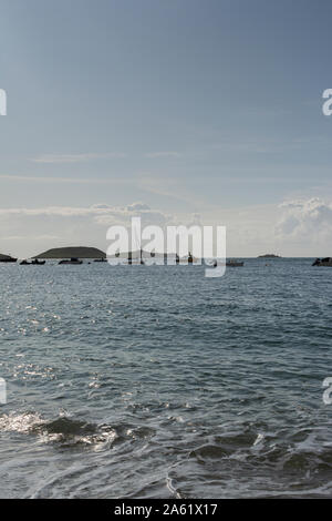 Barche in maggiore Città sulla Baia di St Martin's, Isole Scilly Foto Stock