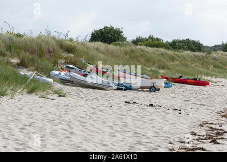 I kayak e piccole imbarcazioni da sabbia quote di Par Beach, St Martin's, Isole Scilly Foto Stock