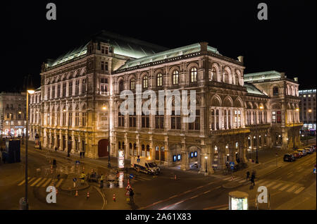 Marzo 2019. Opera di Stato di Vienna, Austria. Esso è stato originariamente chiamato la corte di Vienna Opera (Wiener Hofoper). Splendido ampio angolo di tiro dell'edificio. Foto Stock