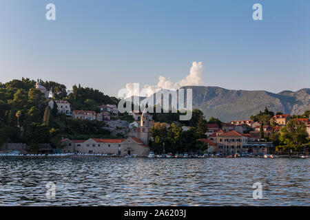 In una calma sera d'estate in Uvala Luka Cavtat (Cavtat porto), Dubrovnik-Neretva, Croazia Foto Stock