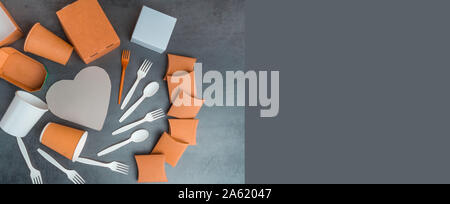Banner di carta di bambù e vasellame, scatole di cartone animato, tazze, posate per cibo di strada, fast food, pic-nic, nessun concetto di plastica e sfondo grigio. Eco amico Foto Stock