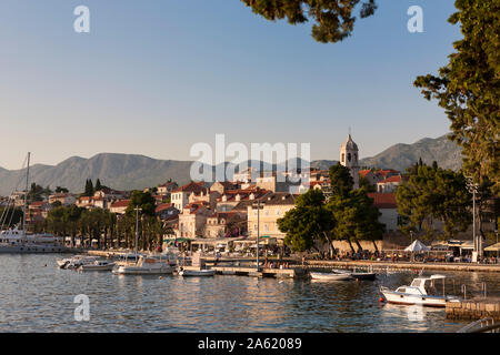 In una calma sera d'estate in Uvala Luka Cavtat (Cavtat porto), Dubrovnik-Neretva, Croazia Foto Stock