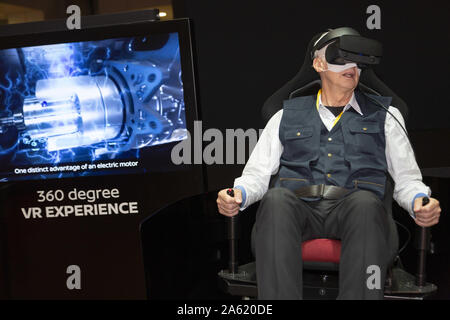 Tokyo, Giappone. 23 Ott, 2019. Un uomo tenta di eseguire un ''360 gradi di esperienza VR'' simulatore durante una anteprima di stampa del 46th Tokyo Motor Show 2019 a Tokyo Big Sight. Motor Show di Tokyo 2019 presenta le nuove tecnologie di mobilità dal giapponese e oltremare automobilistiche. La mostra è aperta al pubblico dal 25 Ottobre al 4 novembre. Credito: Rodrigo Reyes Marin/ZUMA filo/Alamy Live News Foto Stock