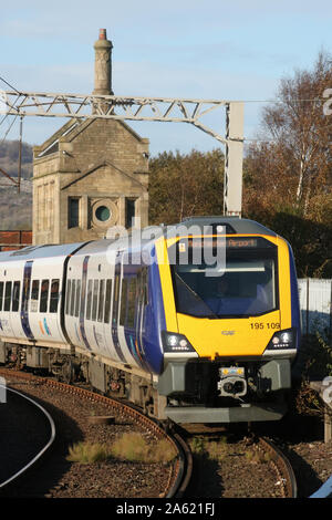 Nuova classe Civity 195 diesel multiple unit in livrea nord arrivando a Carnforth stazione con il treno per l'aeroporto di Manchester il 23 ottobre 2019. Foto Stock