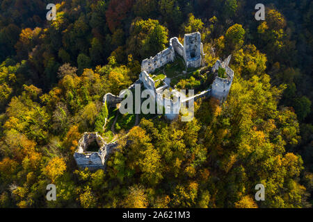 Croazia, Samobor, vecchio abbandonato fortezza medievale rovine e foresta paesaggio di montagna antenna vista aerea da fuco in autunno Foto Stock