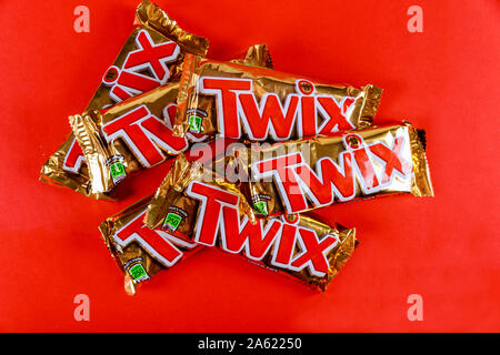 Ottobre 22 2019 NY USA: Twix bar cookie cioccolato fatto da Mars Inc. su sfondo rosso. Foto Stock