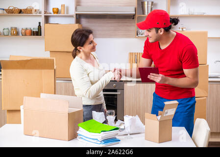 Il giovane imprenditore maschio e femmina cliente nel concetto in movimento Foto Stock