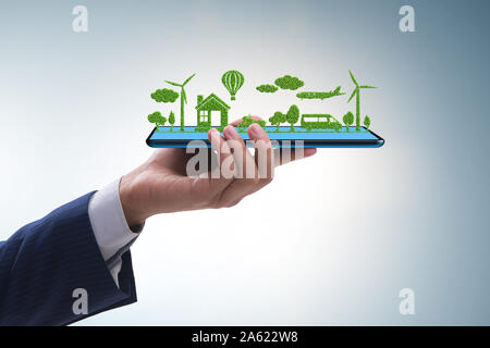 La mano che tiene compressa con mini ecosistema e energia pulita Foto Stock