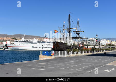 El Galeon, una replica di un sedicesimo secolo galeone spagnolo, ormeggiata nel porto di Almeria, Almeria, Spagna Foto Stock