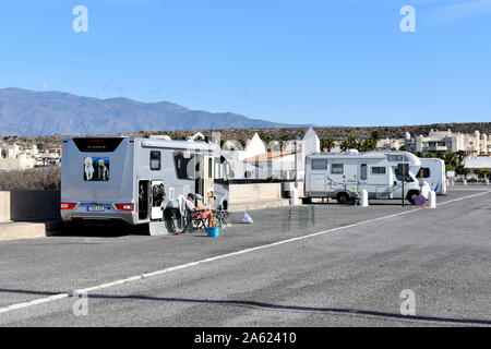 Uomo seduto al di fuori della sua casa a motore, Almerimar, Almeria, Spagna Foto Stock
