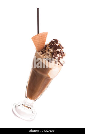 Caffè ghiacciato con cioccolato spruzza, paglia e waffle isolati su sfondo bianco Foto Stock