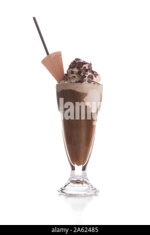 Caffè ghiacciato con waffle e paglia isolati su sfondo bianco Foto Stock