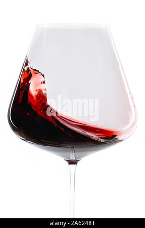 Il panning vino rosso davanti a uno sfondo bianco Foto Stock