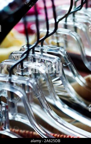 Lineup di grucce e abbigliamento in un boutique negozio di abbigliamento Foto Stock