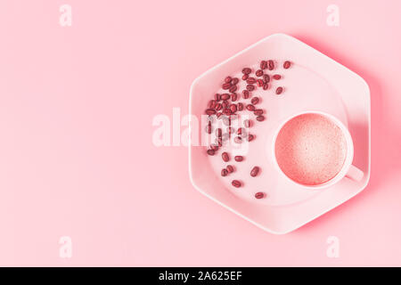 Tazza di caffè su una rosa di sfondo color pastello. Appartamento laico, vista dall'alto. Foto Stock