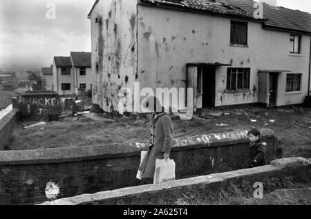 I guai degli anni ottanta Irlanda del Nord Derry Londonderry il Creggan cattolica station wagon. La violenza settaria, bruciata benzina casa bombardata in unità Rinmore 1983. 80S UK HOMER SYKES Foto Stock