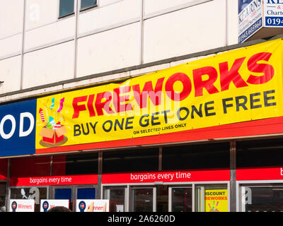 Un grande segno a promuovere la vendita di fuochi d'artificio acquista una in omaggio nel North Yorkshire England Regno Unito Foto Stock