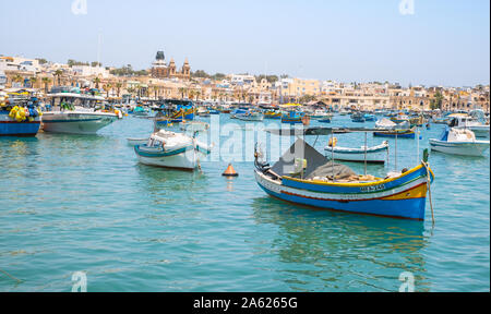 Città di Marsaxlokk, Malta - 21 luglio 2019. La pesca tradizionale Luzzu barche attraccate al Porto di Marsaxlokk, Malta Foto Stock