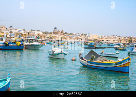 Città di Marsaxlokk, Malta - 21 luglio 2019. La pesca tradizionale Luzzu barche attraccate al Porto di Marsaxlokk, Malta Foto Stock