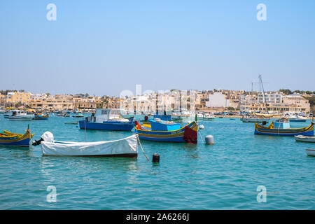 Città di Marsaxlokk, Malta - 21 luglio 2019. La pesca tradizionale Luzzu barche attraccate al Porto di Marsaxlokk, Malta Foto Stock