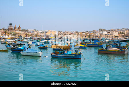 Città di Marsaxlokk, Malta - 21 luglio 2019. La pesca tradizionale Luzzu barche attraccate al Porto di Marsaxlokk, Malta Foto Stock