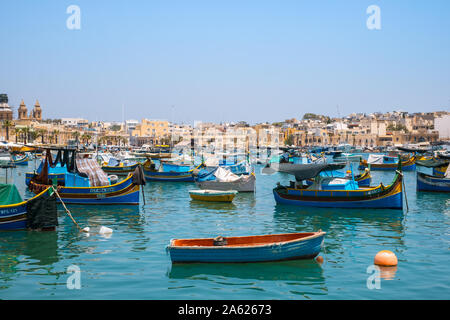 Città di Marsaxlokk, Malta - 21 luglio 2019. La pesca tradizionale Luzzu barche attraccate al Porto di Marsaxlokk, Malta Foto Stock